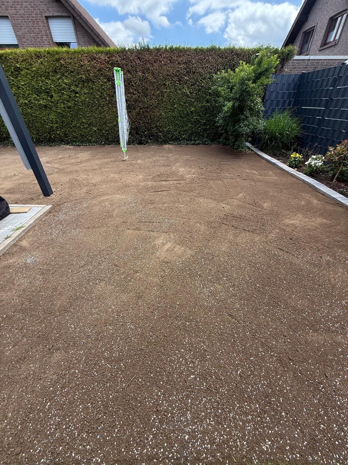 Abgesenktes Planum vor der Hecke