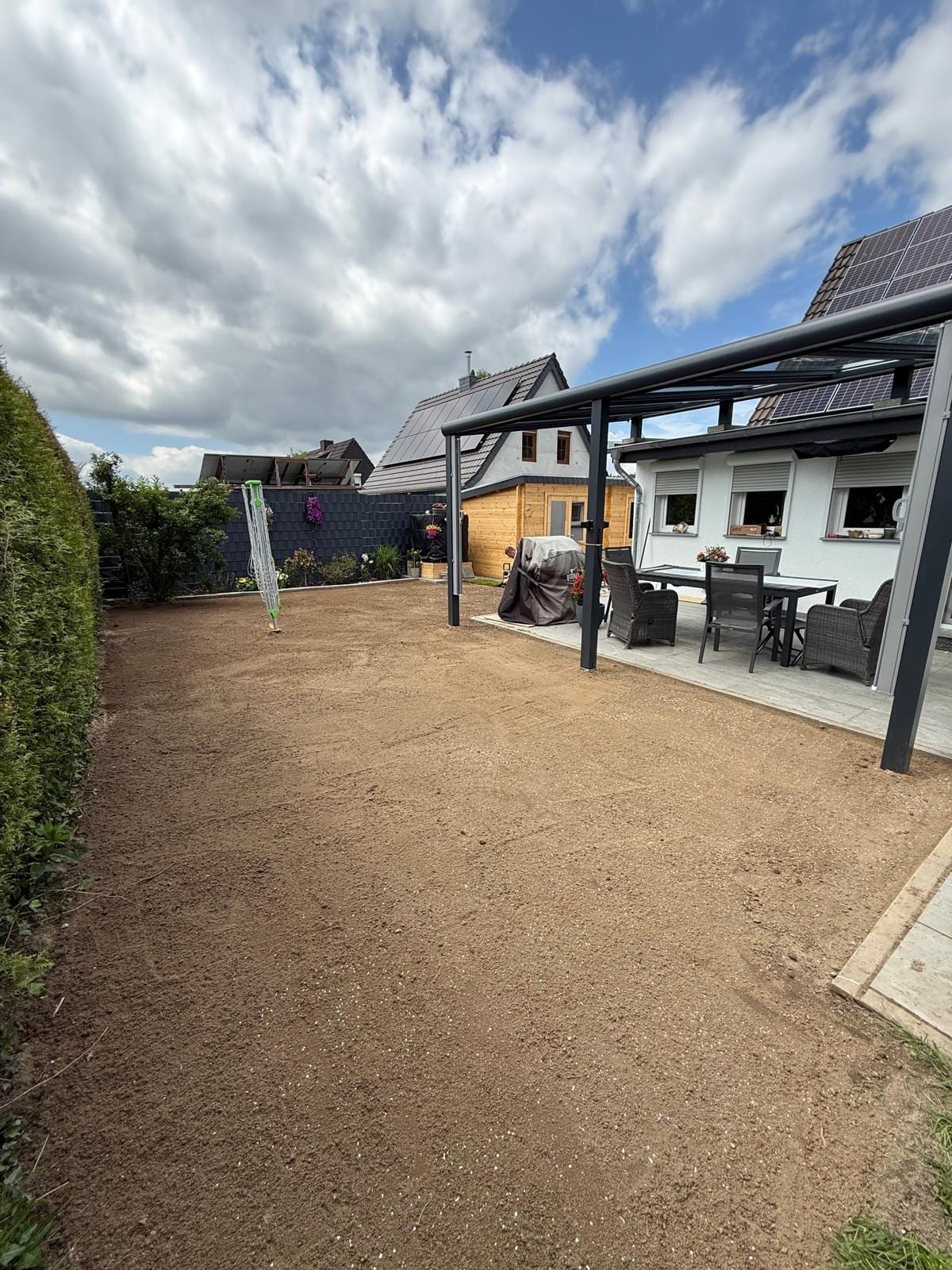 Vorbereiteter Gartenboden ohne Bewuchs, Planum für Rollrasen